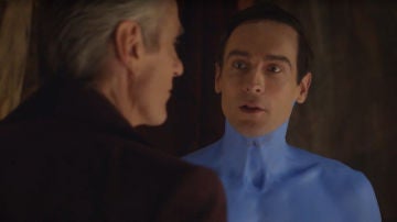 Tom Mison junto a Jeremy Irons en 'Watchmen'