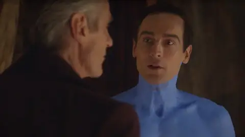 Tom Mison junto a Jeremy Irons en 'Watchmen' Tom Mison junto a Jeremy Irons en 'Watchmen'