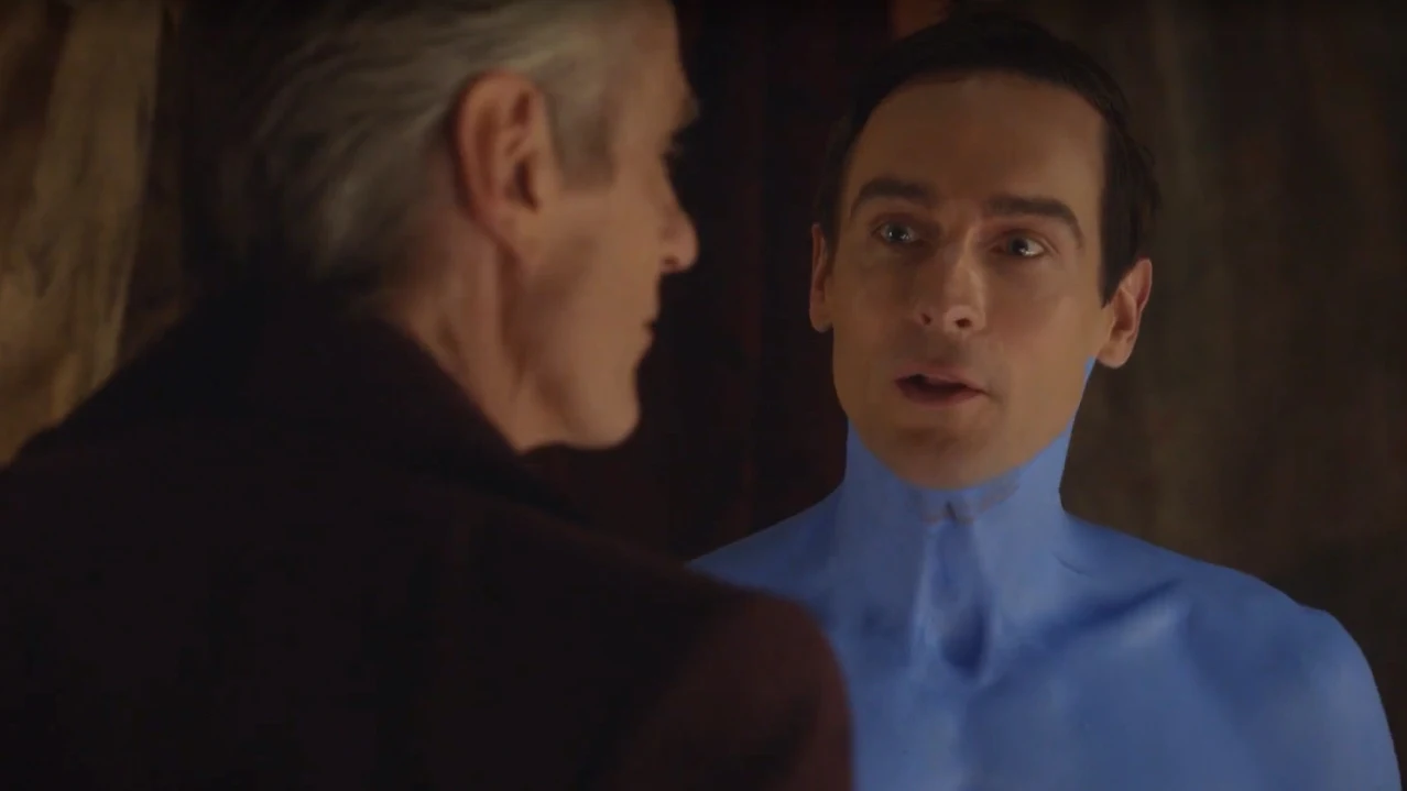 Tom Mison junto a Jeremy Irons en 'Watchmen'