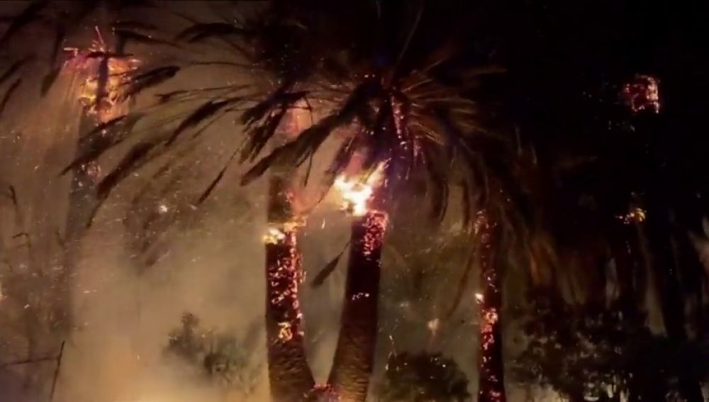 Una docena de incendios activos obliga a desalojar de sus casas a un millar de personas en California