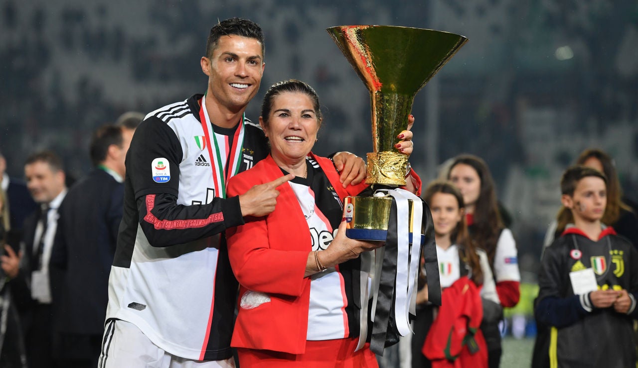 Cristiano Ronaldo junto a su madre Cristiano Ronaldo junto a su madre