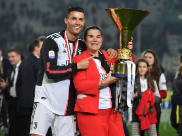 Cristiano Ronaldo junto a su madre