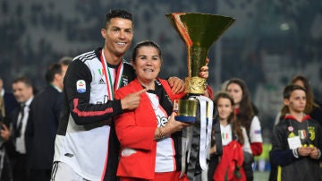 Cristiano Ronaldo junto a su madre