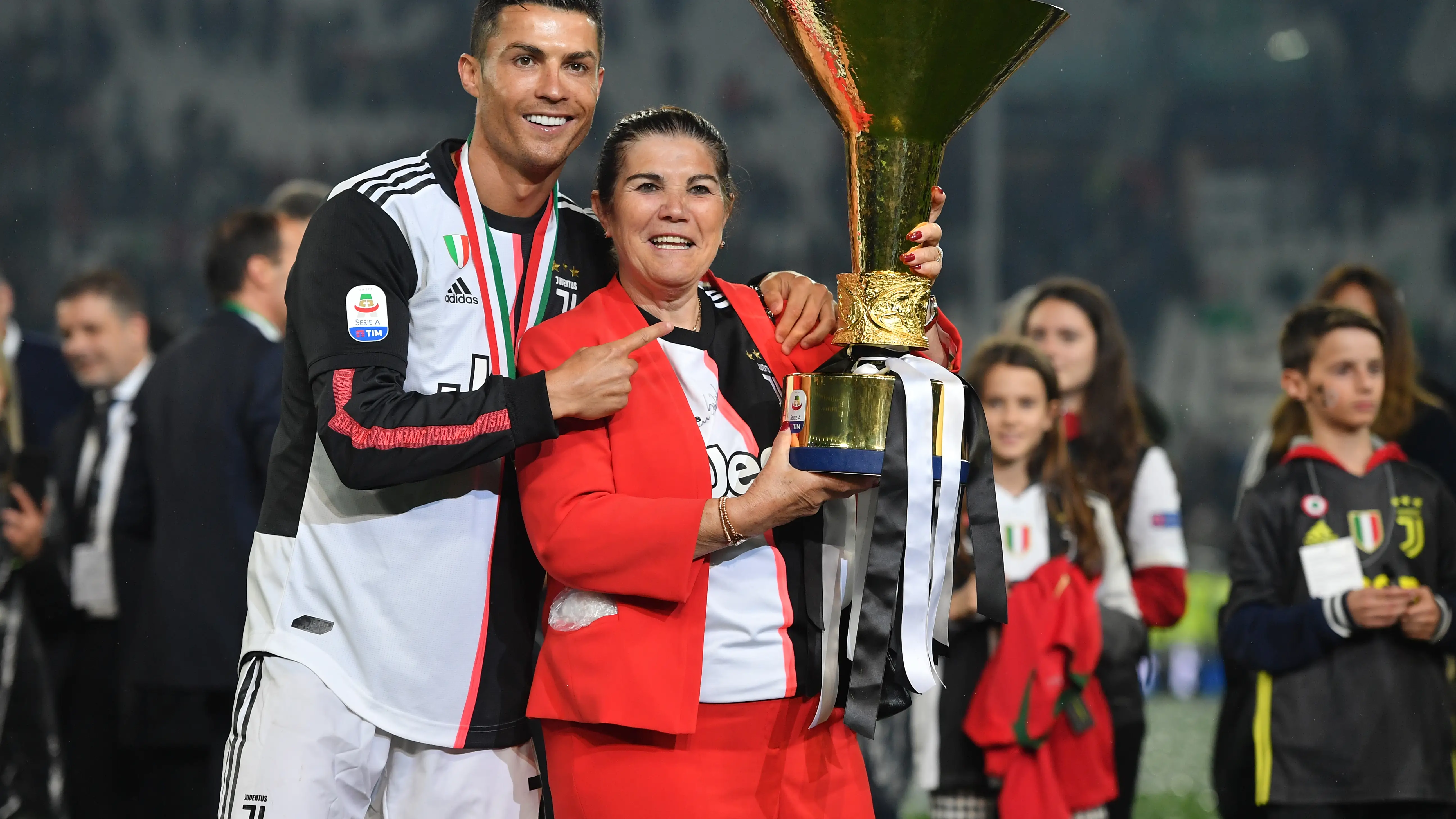 Cristiano Ronaldo junto a su madre Cristiano Ronaldo junto a su madre