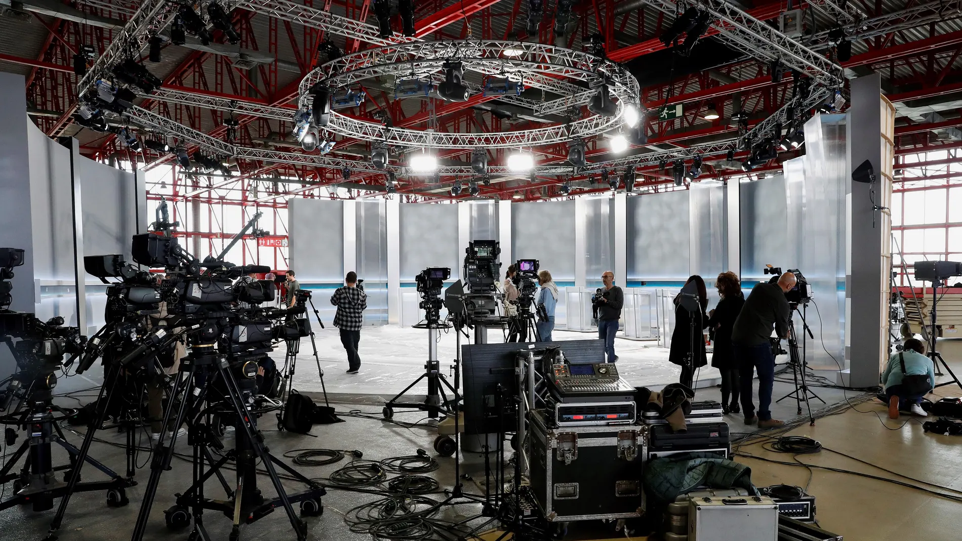 Elecciones generales 2019: Vista del plató del debate electoral para el próximo lunes en el Pabellón de Cristal de la Casa de Campo de Madrid Elecciones generales 2019: Vista del plató del debate electoral para el próximo lunes en el Pabellón de Cristal de la Casa de Campo de Madrid