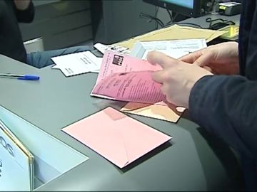 Elecciones Cataluña 2021: Horarios de las oficinas de Correos hoy para solicitar el voto por correo