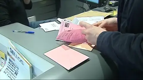 Elecciones Cataluña 2021: Horarios de las oficinas de Correos hoy para solicitar el voto por correo Horarios de las oficinas de Correos hoy para solicitar el voto por correo