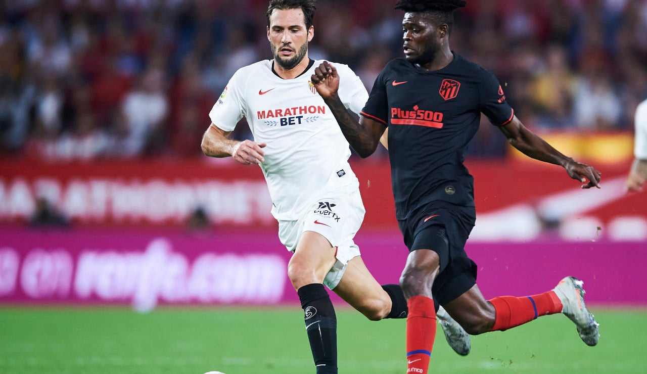 Thomas y Vázquez disputan el balón Thomas y Vázquez disputan el balón