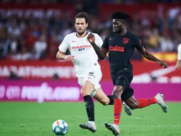 Thomas y Vázquez disputan el balón Thomas y Vázquez disputan el balón