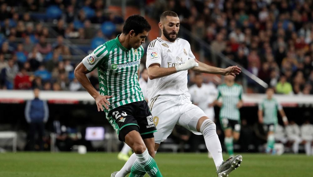 Benzema intenta recuperar un balón