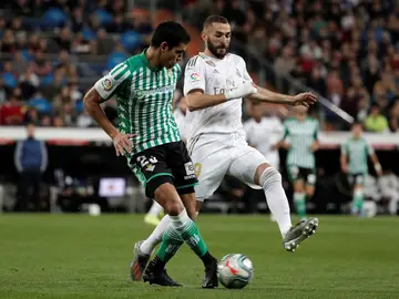 Benzema intenta recuperar un balón Benzema intenta recuperar un balón