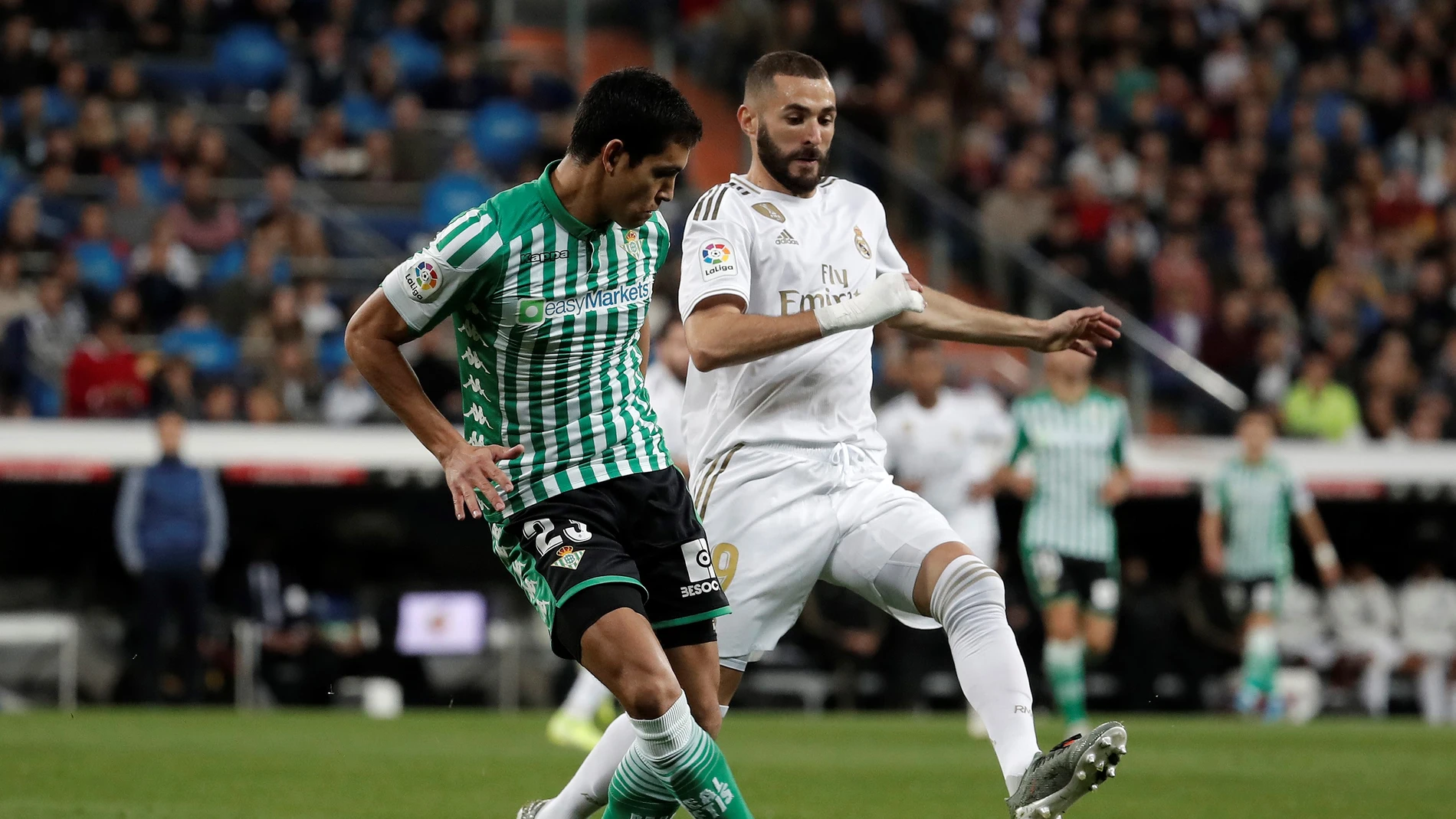 Benzema intenta recuperar un balón Benzema intenta recuperar un balón