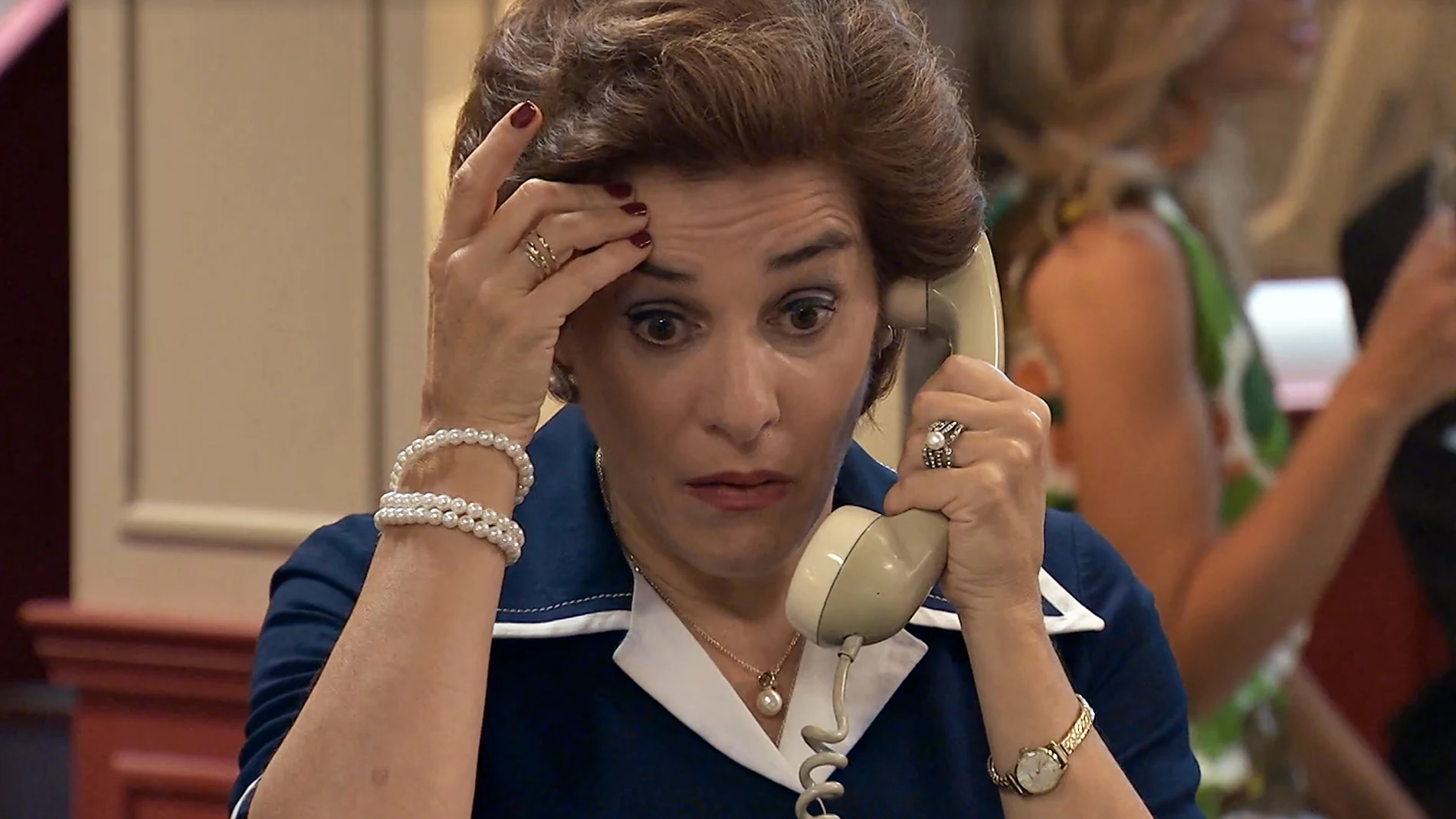 Benigna, sorprendida tras recibir una llamada de teléfono en 'Amar es para siempre'