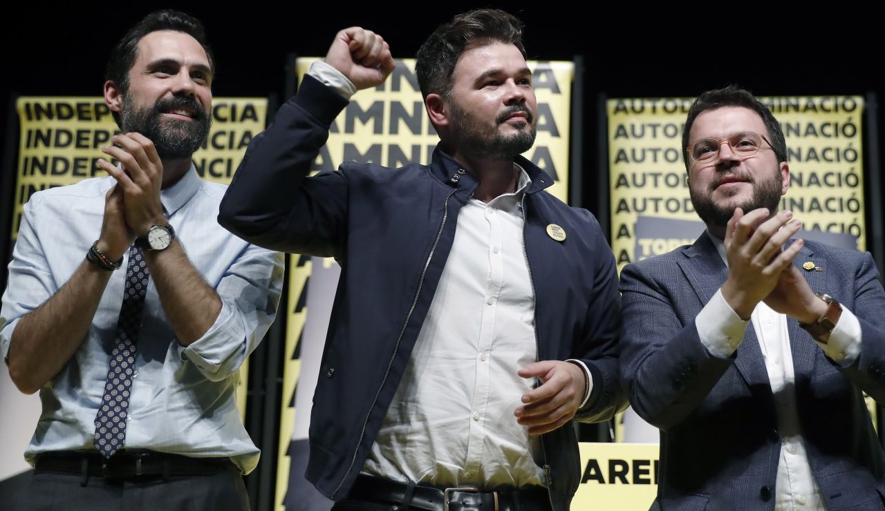 El cabeza de lista al Congreso por ERC, Gabriel Rufián (c), junto al vicepresidente de la Generalitat, Pere Aragonés (d), y el presidente del Parlament de Cataluña, Roger Torrent (i), durante el acto de inicio de campaña para las elecciones generales en Barcelona. El cabeza de lista al Congreso por ERC, Gabriel Rufián (c), junto al vicepresidente de la Generalitat, Pere Aragonés (d), y el presidente del Parlament de Cataluña, Roger Torrent (i), durante el acto de inicio de campaña para las elecciones generales en Barcelona.