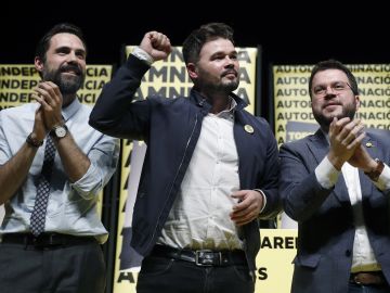 El cabeza de lista al Congreso por ERC, Gabriel Rufián (c), junto al vicepresidente de la Generalitat, Pere Aragonés (d), y el presidente del Parlament de Cataluña, Roger Torrent (i), durante el acto de inicio de campaña para las elecciones generales en Barcelona. El cabeza de lista al Congreso por ERC, Gabriel Rufián (c), junto al vicepresidente de la Generalitat, Pere Aragonés (d), y el presidente del Parlament de Cataluña, Roger Torrent (i), durante el acto de inicio de campaña para las elecciones generales en Barcelona.