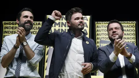 El cabeza de lista al Congreso por ERC, Gabriel Rufián (c), junto al vicepresidente de la Generalitat, Pere Aragonés (d), y el presidente del Parlament de Cataluña, Roger Torrent (i), durante el acto de inicio de campaña para las elecciones generales en Barcelona. El cabeza de lista al Congreso por ERC, Gabriel Rufián (c), junto al vicepresidente de la Generalitat, Pere Aragonés (d), y el presidente del Parlament de Cataluña, Roger Torrent (i), durante el acto de inicio de campaña para las elecciones generales en Barcelona.