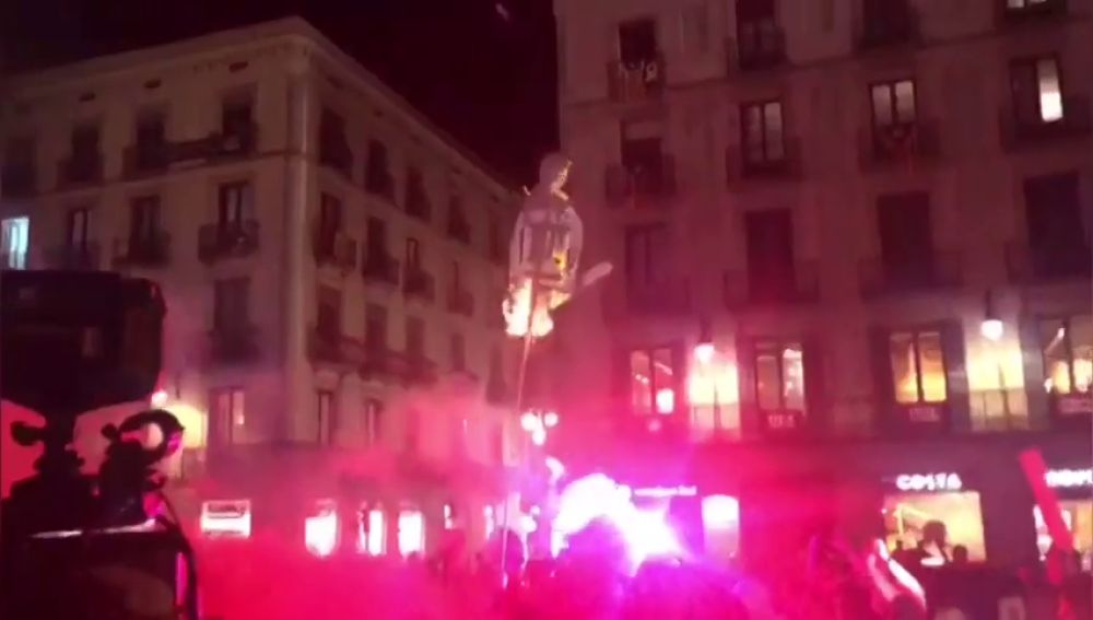  Los CDR queman banderas de España y un monigote del conseller Buch en Barcelona 