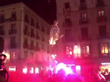  Los CDR queman banderas de España y un monigote del conseller Buch en Barcelona 