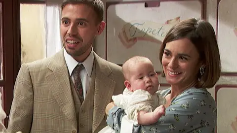 Hipólito y Gracia junto a la pequeña Belén Hipólito y Gracia junto a la pequeña Belén