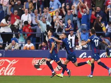 Los jugadores del Levante celebran un gol Los jugadores del Levante celebran un gol