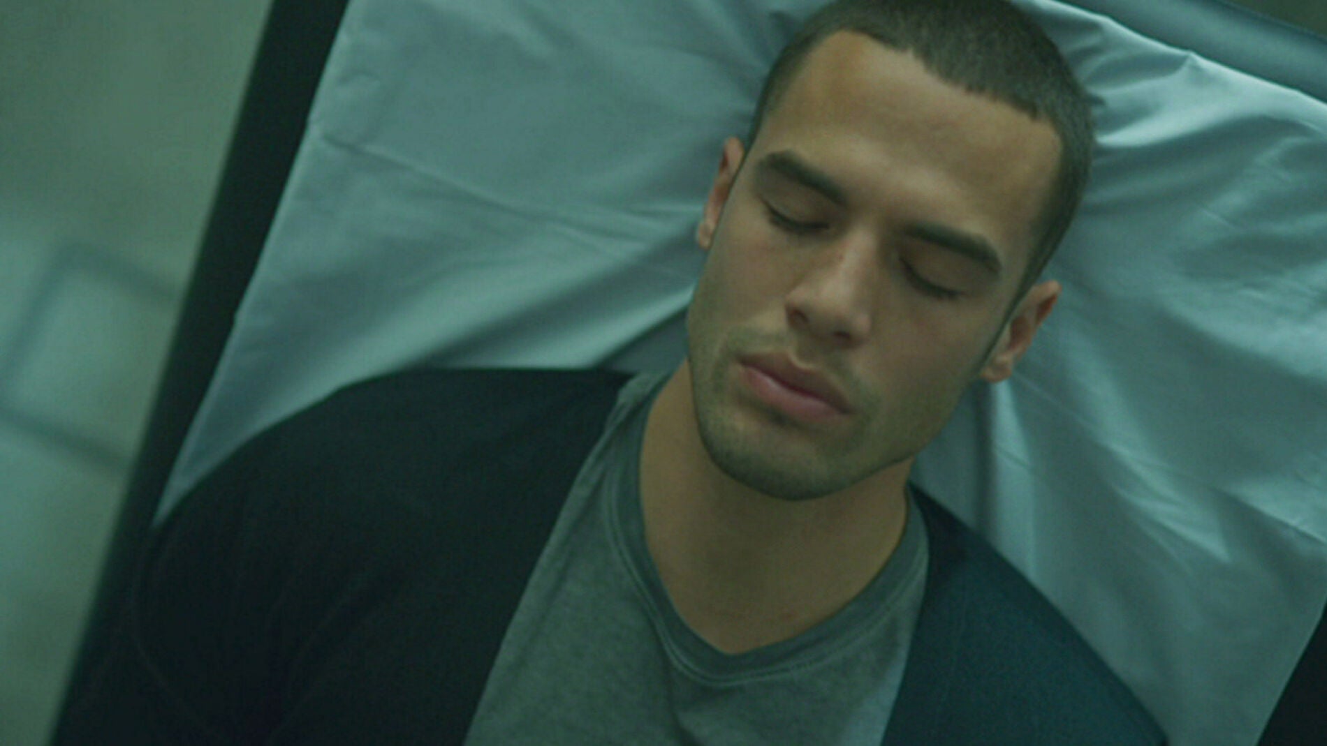 Hugo se somete a un sesión de hipnosis para recordar qué paso el día que cambió su vida