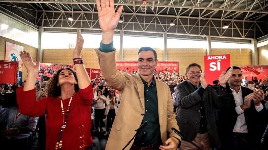 Pedro S&aacute;nchez saluda a los asistentes en un mitin en Mislata