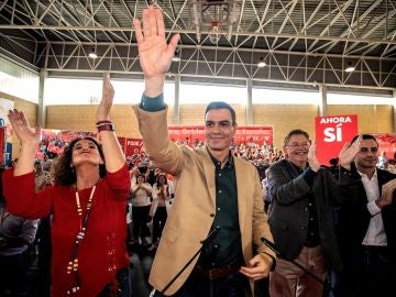 Pedro Sánchez saluda a los asistentes en un mitin en Mislata