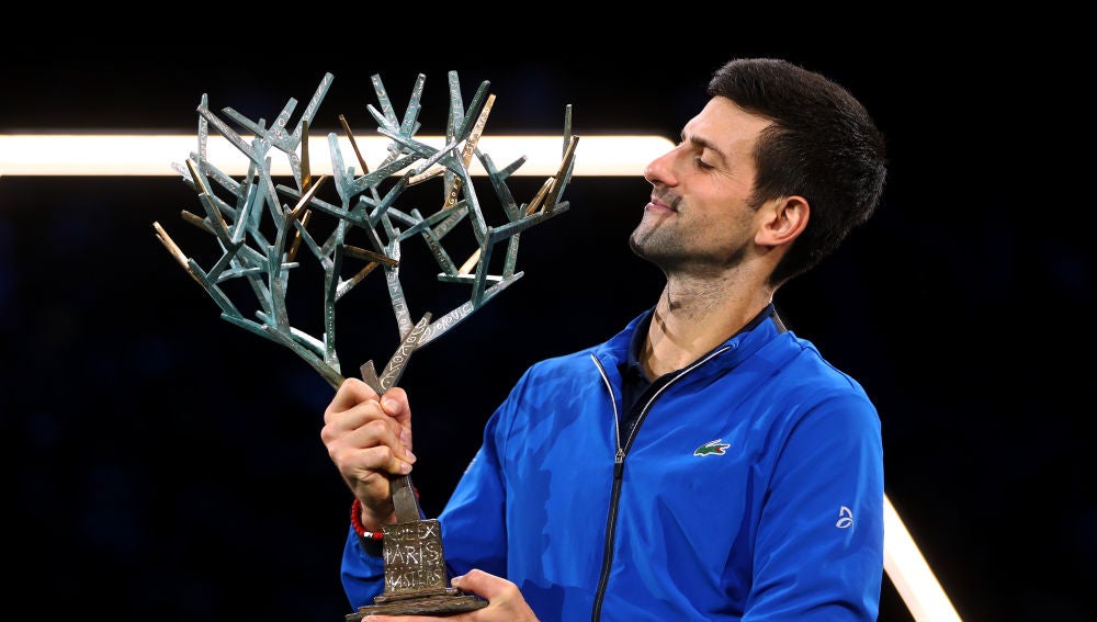 Djokovic con el trofeo