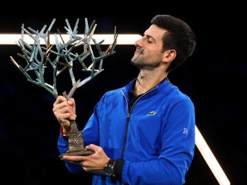 Djokovic con el trofeo