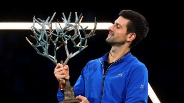 Djokovic con el trofeo