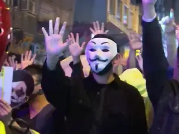La Policia detiene a 200 personas durante los violentos disturbios del sábado en Hong Kong La Policia detiene a 200 personas durante los violentos disturbios del sábado en Hong Kong