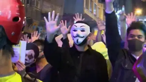 La Policia detiene a 200 personas durante los violentos disturbios del sábado en Hong Kong La Policia detiene a 200 personas durante los violentos disturbios del sábado en Hong Kong