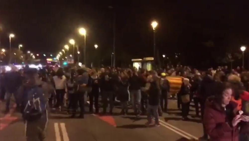Independentistas cortan la Avenida Diagonal de Barcelona frente al Palacio de Congresos