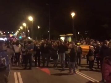 Independentistas cortan la Avenida Diagonal de Barcelona frente al Palacio de Congresos