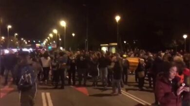 Un centenar de independentistas se manifiestan contra la llegada de la Familia Real a Barcelona