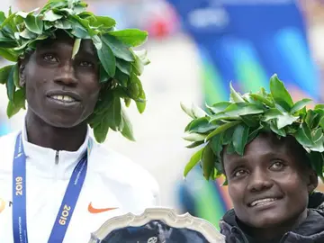 Joyciline Jepkosgei y Geoffrey Kamworor celebran su victoria en Nueva York Joyciline Jepkosgei y Geoffrey Kamworor celebran su victoria en Nueva York
