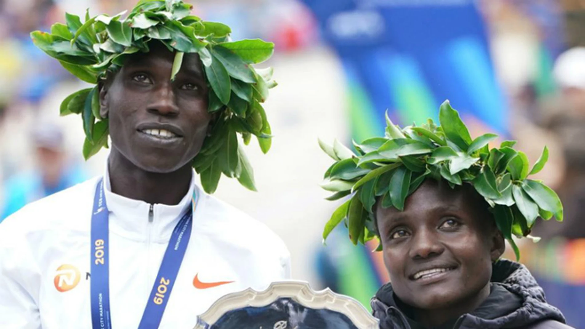 Joyciline Jepkosgei y Geoffrey Kamworor celebran su victoria en Nueva York Joyciline Jepkosgei y Geoffrey Kamworor celebran su victoria en Nueva York