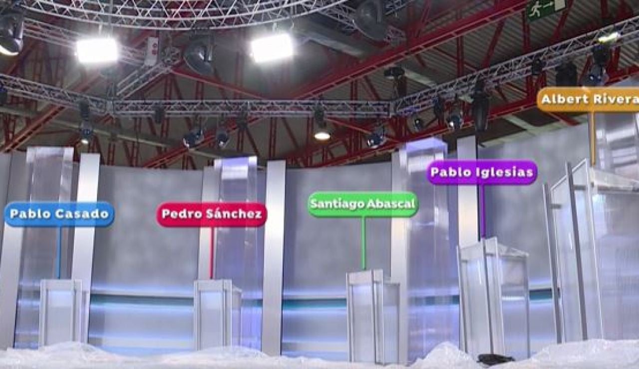 Reparto de atriles para el debate decisivo Reparto de atriles para el debate decisivo