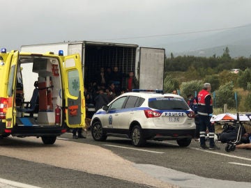 Encuentran 41 inmigrantes dentro de un camión en Grecia