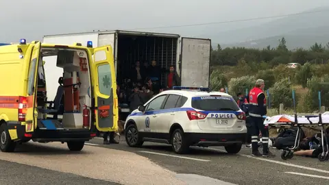 Encuentran 41 inmigrantes dentro de un camión en Grecia Encuentran 41 inmigrantes dentro de un camión en Grecia