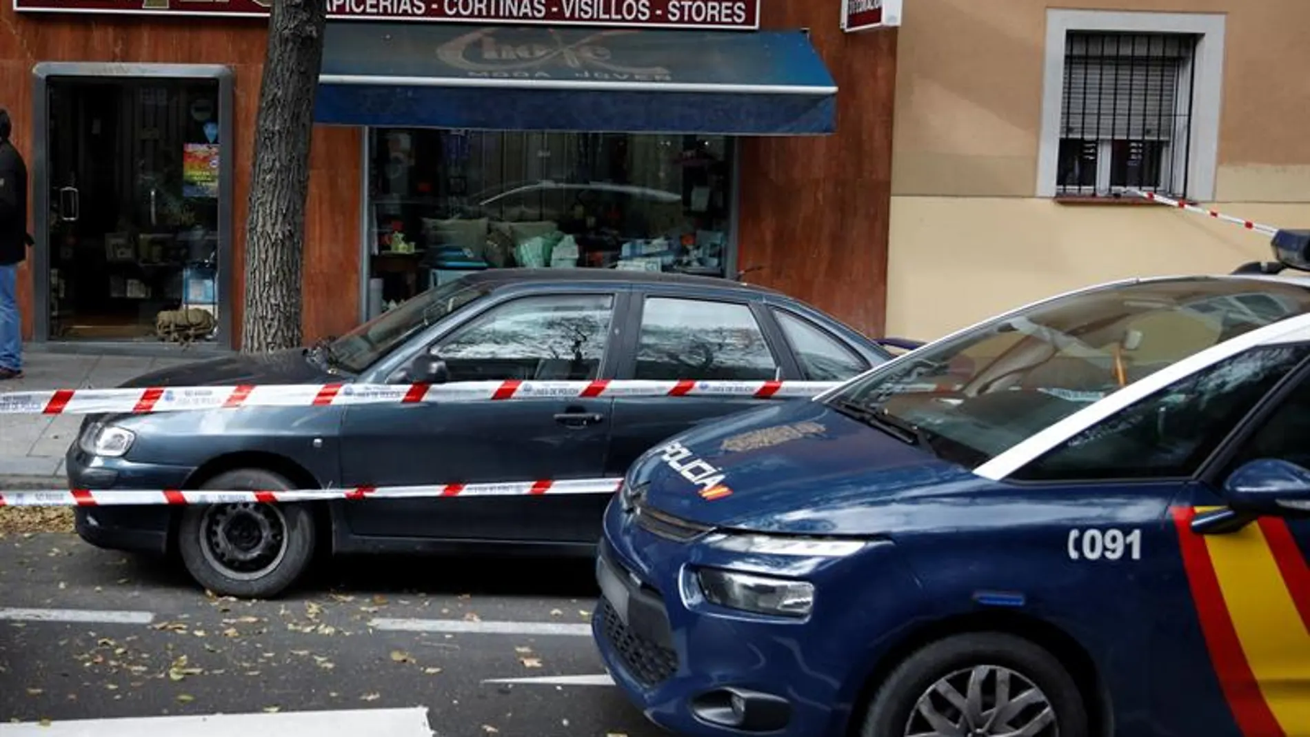 Coches de la policía nacional a las puertas del establecimiento Coches de la policía nacional a las puertas del establecimiento