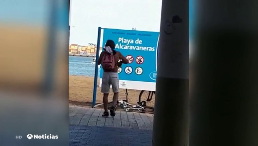 Los vecinos denuncian que los "sin techo" han ocupado una playa de Las Palmas