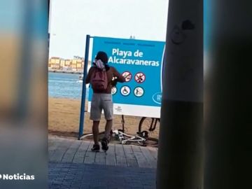 Los vecinos denuncian que los "sin techo" han ocupado una playa de Las Palmas