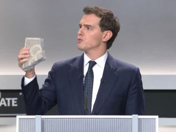 Albert Rivera muestra un adoquín durante el debate electoral