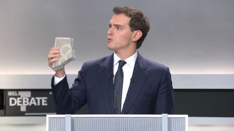 Albert Rivera muestra un adoquín durante el debate electoral