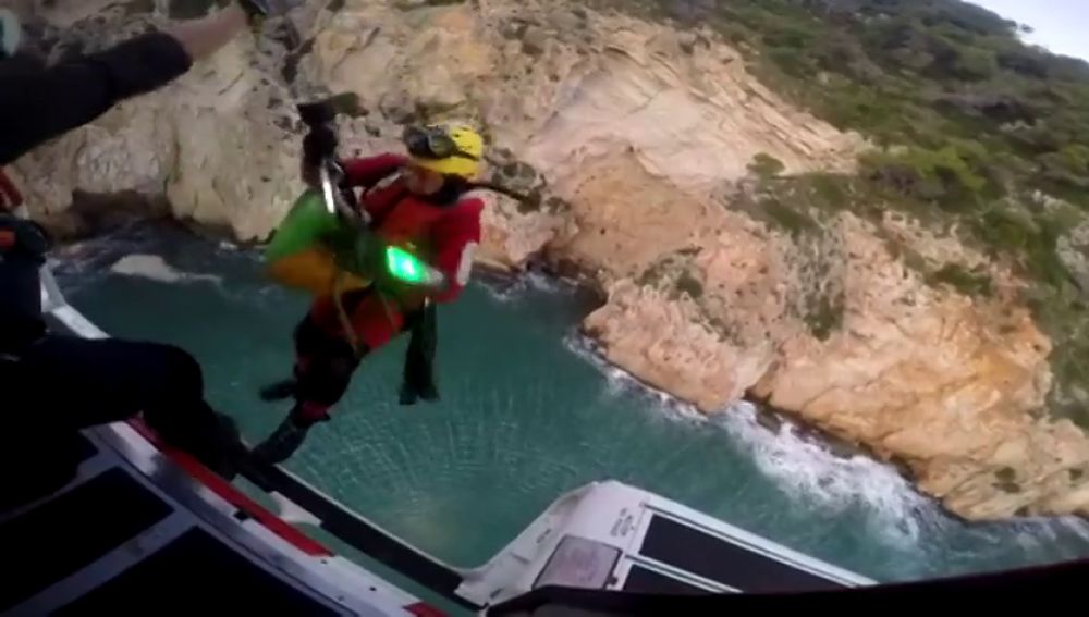 El espectacular vídeo del rescate en helicóptero de las 22 personas atrapadas en una cueva en Jávea