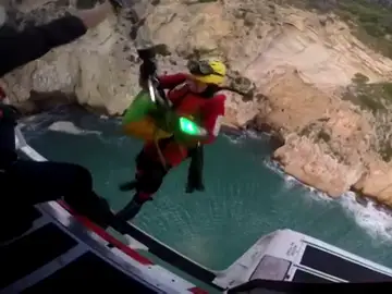 El espectacular vídeo del rescate en helicóptero de las 22 personas atrapadas en una cueva en Jávea El espectacular vídeo del rescate en helicóptero de las 22 personas atrapadas en una cueva en Jávea