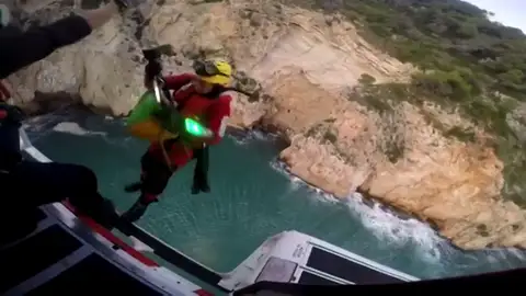 El espectacular vídeo del rescate en helicóptero de las 22 personas atrapadas en una cueva en Jávea El espectacular vídeo del rescate en helicóptero de las 22 personas atrapadas en una cueva en Jávea