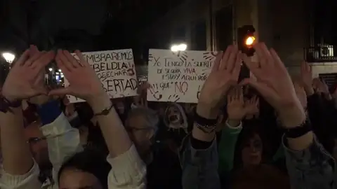 Manada de Manresa: Centenares de feministas se manifiestan al grito de 'No es abuso es violación' tras la sentencia Manada de Manresa: Centenares de feministas se manifiestan al grito de 'No es abuso es violación' tras la sentencia