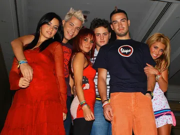 Anahí Puente, Dulce María, Maite Perroni, Alfonso Herrera, Christopher Uckermann y Christian Chávez en RBD Anahí Puente, Dulce María, Maite Perroni, Alfonso Herrera, Christopher Uckermann y Christian Chávez en RBD